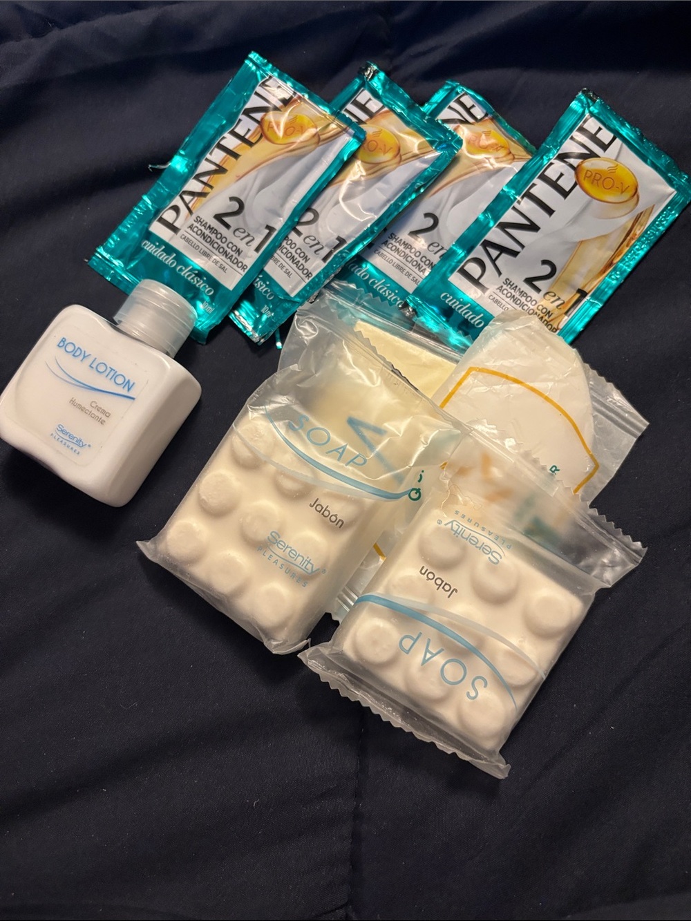 4 Pantene 2-in-1 Shampoo Sachets with Travel Soap & Lotion -